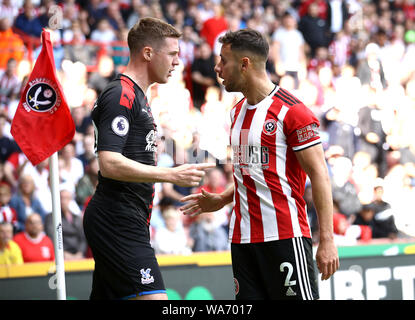 Crystal Palace James McCarthy (links) und von Sheffield United George Baldock konfrontieren, während der Premier League Match an der Bramall Lane, Sheffield. Stockfoto