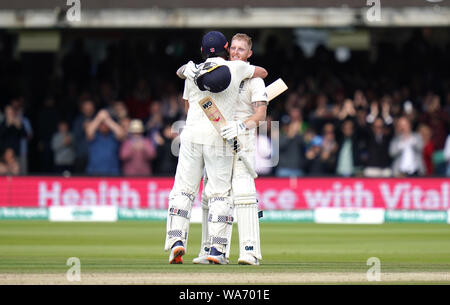 England's Ben Stokes (rechts) feiert sein Jahrhundert erreichen mit Jonny Bairstow (links) Während der Tag fünf der Asche Test Match auf Lord's, London. Stockfoto