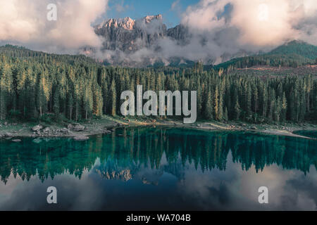 Moody alpinen See oder Lago di Carezza Karersee, Dolomiten, Südtirol, Italien, Europa Stockfoto