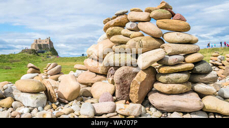 Stein Kunst, Feinwuchtung der Steine übereinander auf der heiligen Insel von Lindisfarne, Northumberland, England. Stockfoto