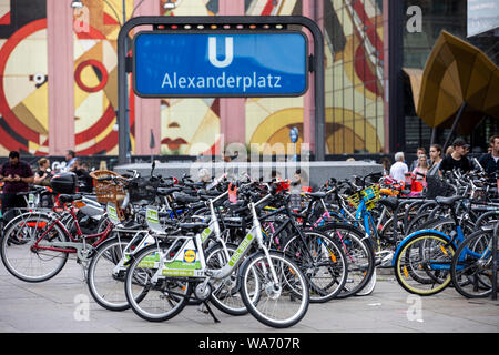 Leihfahrräder, stehend auf einem Bürgersteig, für Autofahrer, verschiedene Anbieter, Alexanderplatz, Berlin wartet. Stockfoto