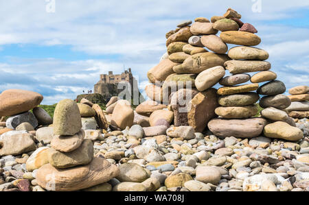 Stein Kunst, Feinwuchtung der Steine übereinander auf der heiligen Insel von Lindisfarne, Northumberland, England. Stockfoto