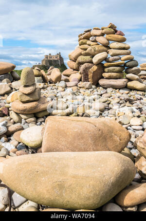 Stein Kunst, Feinwuchtung der Steine übereinander auf der heiligen Insel von Lindisfarne, Northumberland, England. Stockfoto