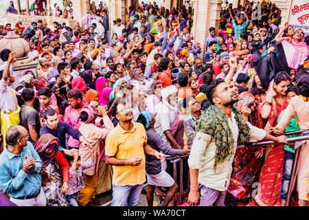 Barsana, Indien - 23. Februar 2018 - Die Menge wartet auf der Treppe für einen Tempel während Holi Festival zu öffnen. Stockfoto