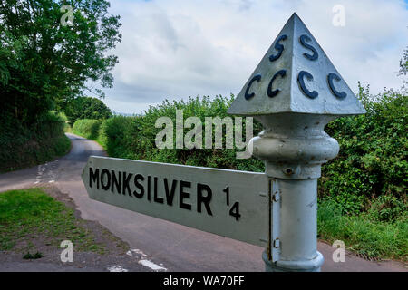 Straße der Beschilderung in der Nähe von Monksilver, Somerset Stockfoto