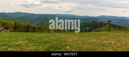 polnischer Teil des Beskid Slaski-Gebirges vom Wielki Soszow-Hügel auf polnisch-tschechischer Grenze während des meist bewölkten Herbsttages Stockfoto