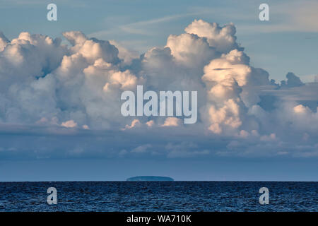 Flat Holm Insel im Kanal von Bristol, von Watchet, Somerset gesehen. Stockfoto