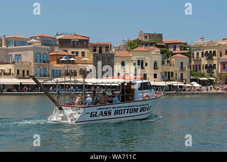 Chania, Kreta, Griechenland. Juni 2019. Touristische Glasbodenboot auf den venezianischen Hafen und der historischen Stadt Chania. Stockfoto