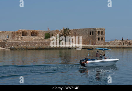 Chania, Kreta, Griechenland. Juni 2019. Touristen an Bord einen Tag Boot auf dem Venezianischen Hafen und der historischen Stadt Chania. Stockfoto