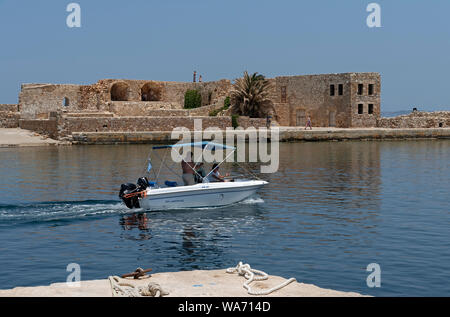 Chania, Kreta, Griechenland. Juni 2019. Touristen an Bord einen Tag Boot auf dem Venezianischen Hafen und der historischen Stadt Chania. Stockfoto