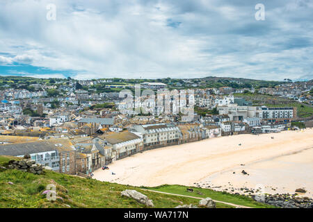 Blick über Porthmeor Beach in St Ives, Cornwall, England, Großbritannien Stockfoto