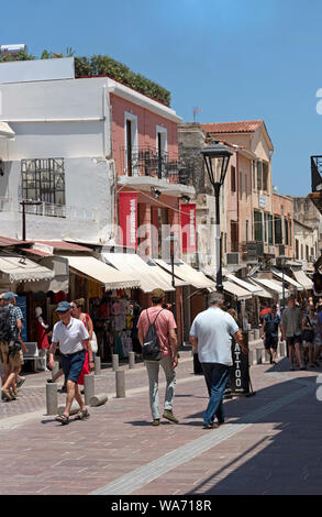 Chania, Kreta, Griechenland. Juni 2019. Touristen mischen sich mit Einheimischen in Chania Altstadt. Stockfoto