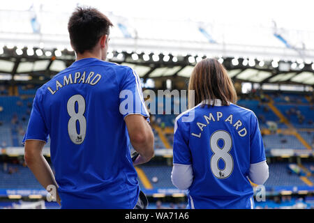 London, Großbritannien. 18. August 2019. Die englische Premier League Chelsea Football Club gegen Leicester City; ein Paar von Chelsea Fans tragen Chelsea Frank Lampard alten Replikat spielen Shirts in Stamford Bridge - streng nur für den redaktionellen Gebrauch bestimmt. Keine Verwendung mit nicht autorisierten Audio-, Video-, Daten-, Spielpläne, Verein/liga Logos oder "live" Dienstleistungen. On-line-in-Match mit 120 Bildern beschränkt, kein Video-Emulation. Keine Verwendung in Wetten, Spiele oder einzelne Verein/Liga/player Publikationen Quelle: Aktion Plus Sport Bilder/Alamy leben Nachrichten Stockfoto