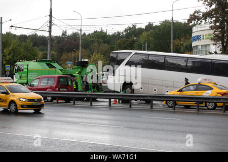Moskau, Russland. 18. August 2019. Die beschädigten Bus befindet sich in Moskau, Russland, 12.08.18, 2019 geschleppt. Ein Bus mit einer Gruppe von 30 chinesischen Touristen, ein Reiseleiter und Organisator, stürzte in einen Gebrauchspfosten im Osten von Moskau am Sonntag, 11 Menschen wurden verletzt, russische Polizei erklärte Chinesischen konsularischen Beamten. (Xinhua / Bai Xueqi) Quelle: Xinhua/Alamy leben Nachrichten Stockfoto