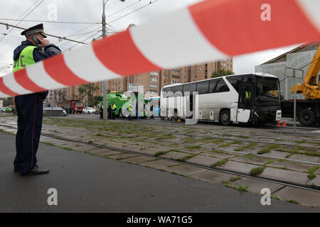 Moskau, Russland. 18. August 2019. Polizei sind auf der Website von einem Busunfall in Moskau, Russland, 12.08.18, 2019 gesehen. Ein Bus mit einer Gruppe von 30 chinesischen Touristen, ein Reiseleiter und Organisator, stürzte in einen Gebrauchspfosten im Osten von Moskau am Sonntag, 11 Menschen wurden verletzt, russische Polizei erklärte Chinesischen konsularischen Beamten. (Xinhua / Bai Xueqi) Quelle: Xinhua/Alamy leben Nachrichten Stockfoto