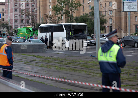 Moskau, Russland. 18. August 2019. Polizei sind auf der Website von einem Busunfall in Moskau, Russland, 12.08.18, 2019 gesehen. Ein Bus mit einer Gruppe von 30 chinesischen Touristen, ein Reiseleiter und Organisator, stürzte in einen Gebrauchspfosten im Osten von Moskau am Sonntag, 11 Menschen wurden verletzt, russische Polizei erklärte Chinesischen konsularischen Beamten. (Xinhua / Bai Xueqi) Quelle: Xinhua/Alamy leben Nachrichten Stockfoto