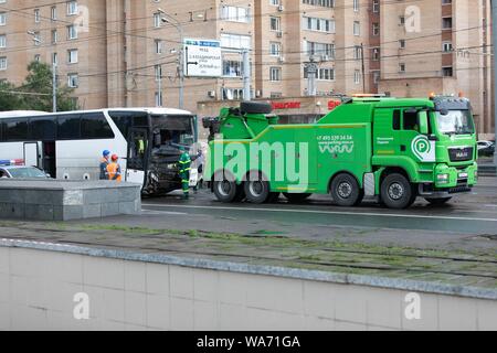 Moskau, Russland. 18. August 2019. Die beschädigten Bus befindet sich in Moskau, Russland, 12.08.18, 2019 geschleppt. Ein Bus mit einer Gruppe von 30 chinesischen Touristen, ein Reiseleiter und Organisator, stürzte in einen Gebrauchspfosten im Osten von Moskau am Sonntag, 11 Menschen wurden verletzt, russische Polizei erklärte Chinesischen konsularischen Beamten. (Xinhua / Bai Xueqi) Quelle: Xinhua/Alamy leben Nachrichten Stockfoto