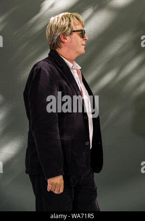 Edinburgh, Schottland, Großbritannien, 18. August 2019. Edinburgh International Book Festival. Im Bild: Julian Clary, Englisch gay Schauspieler, Schauspieler, Moderator und Schriftsteller, präsentiert eine Sitzung auf der Grundlage seiner 5. Buch in einer Serie über die kühne Familie nannte den Fettdruck Go Wild Stockfoto