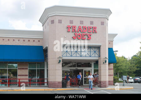 Princeton, New Jersey, USA, August 3, 2019: Trader Joe Exterieur und unterzeichnen. Trader Joe's ist eine US-amerikanische privat gehaltene Kette von Specialty Grocery Store Stockfoto