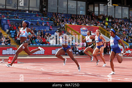 Bahamas Shaunae Miller-Uibo (links) gewinnt 200 m der Frauen Finale vor den Großbritannien Dina Asher-Smith während der Muller Grand Prix Birmingham im Alexander Stadium, Birmingham. Stockfoto