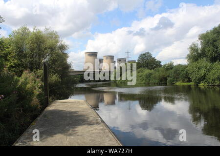 Ferrybridge PowerStation in der Nähe der Aire und Calder Kanal mit den alten A1 Great North Road, Knottingley West Yorkshire Großbritannien Stockfoto