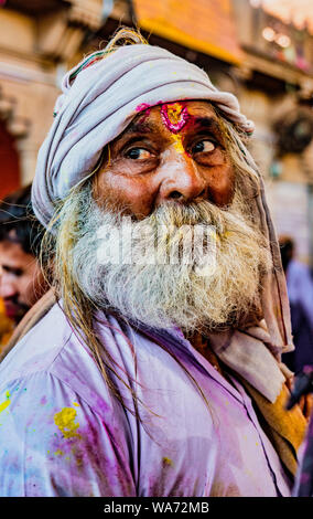Barsana, Indien - Februar 23, 2018 - alter Mann mit grauen Bart sieht Kamera - während Holi Festival links Stockfoto