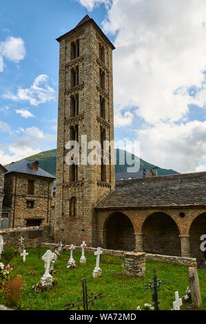 Santa Eulàlia d'Erill la Vall Turm und Friedhof, eine katalanische Romanische Kirchen des Vall de Boí (Erill la Vall, Bohí, Lleida, Pyrenäen, Spanien) Stockfoto