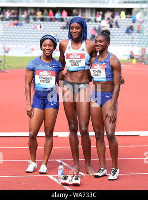 Bahamas Shaunae Miller-Uibo (Mitte) feiert gewinnen 200 m der Frauen Finale neben dem Zweitplatzierten Großbritanniens Dina Asher-Smith (rechts) und dritte platziert Jamaikas Shelly-Ann Fraser-Pryce während der Muller Grand Prix Birmingham im Alexander Stadium, Birmingham. Stockfoto