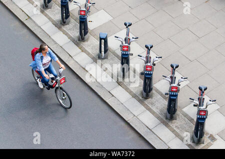 Santander Fahrräder und Docking Station Stockfoto