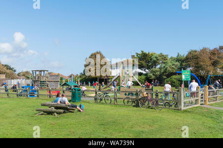 Kinder, die in einem Kind Spielplatz in einem Park in Mewsbrook Park, Littlehampton, West Sussex, England, UK. Kinder auf einem Spielplatz. Stockfoto