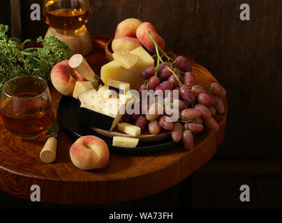 Käse, Trauben und Wein auf einem Holztisch, rustikalen Stil Stockfoto
