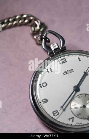 Still Life Vintage Vulcain Grand Prix Taschenuhr und Kette Stockfoto