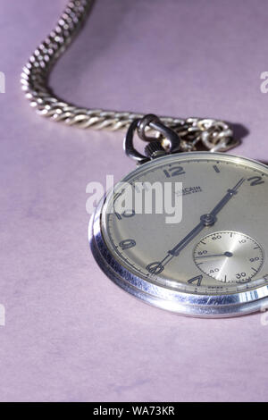 Still Life Vintage Vulcain Grand Prix Taschenuhr und Kette Stockfoto