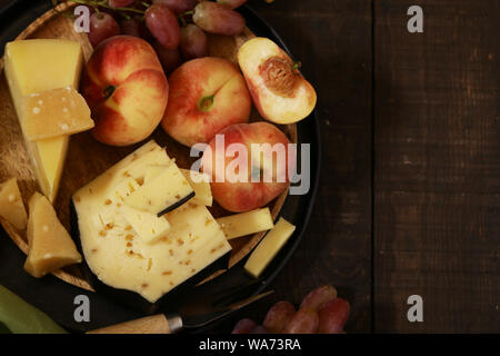 Käse, Trauben und Wein auf einem Holztisch, rustikalen Stil Stockfoto