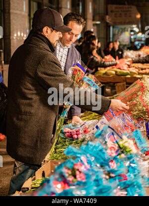 New York City, New York, Feb 14, 2018: Mann kauft Blumen zum Valentinstag von Straßenhändler in New York City Stockfoto