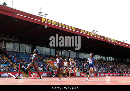 Bahamas Shaunae Miller-Uibo (links) gewinnt 200 m der Frauen Finale vor den Großbritannien Dina Asher-Smith (Mitte) während die Muller Grand Prix Birmingham im Alexander Stadium, Birmingham. Stockfoto