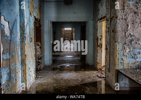 Die Reste der Pennhurst Schule der Schwachen gekümmert, meist mit einem Asyl, obwohl die Bedingungen, herauf fast die gleiche verwirrt. Stockfoto