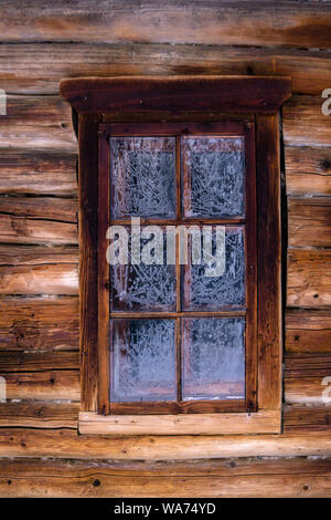 Fenster mit frozen Gläser in die Wand eines alten Gebäude aus Holz Stockfoto