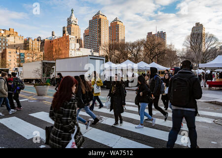 New York City, New York, Feb 14, 2018: die Menschen Straße überqueren mit New York City Skyline im Hintergrund Stockfoto