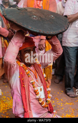 Barsana, Indien - 24. Februar 2018 - Lathmar Holi Festival - Frauen schlagen Männer mit Bambusstäben, bis man aufgibt Stockfoto