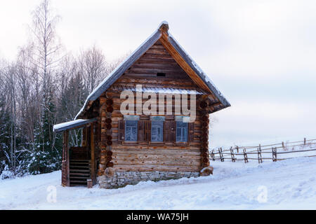 Alten russischen Bauern Hütte izba im Winter Landschaft anmelden Stockfoto