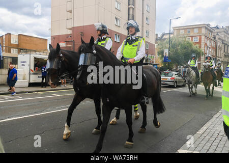 London, Großbritannien. 18. August 2019. Mounted Police Patrol Stamford Bridge vor der Englischen Premier League Spiel zwischen Chelsea und Leicester City Credit: Amer ghazzal/Alamy leben Nachrichten Stockfoto