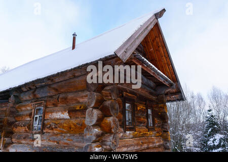 Alten russischen Bauern Hütte izba gegen Winter sky anmelden Stockfoto