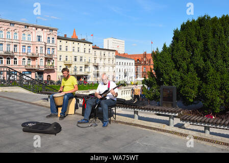 Bydgoszcz Polen - 15. August 2019: Straßenmusiker auf mostowa Straße am Fluss Brda Stockfoto