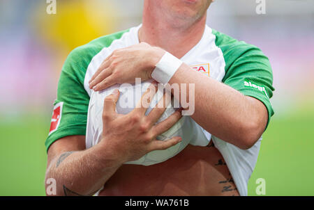 Funktion, ein Spieler wischt die Kugel mit seinem Jersey. Fussball 1. Fussballbundesliga, 1. Spieltag, Borussia Dortmund (DO) - FC Augsburg (A) 5:1, am 17/08/2019 in Dortmund/Deutschland. ##DFL-Bestimmungen verbieten die Verwendung von Fotografien als Bildsequenzen und/oder quasi-Video## € | Nutzung weltweit Stockfoto