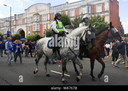 London, Großbritannien. 18. August 2019. Mounted Police Patrol Stamford Bridge vor der Englischen Premier League Spiel zwischen Chelsea und Leicester City Credit: Amer ghazzal/Alamy leben Nachrichten Stockfoto