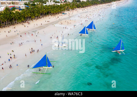 Die Insel Boracay, Philippinen - 18. JUNI 2019: Luftaufnahme der Massen treffen am berühmten Weißen Boracay Island Beach, den Sonnenuntergang zu beobachten. Stockfoto