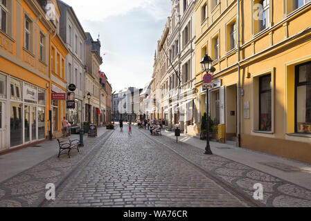 Bydgoszcz Polen - 15. August 2019: Schöne Dluga Straße im historischen Viertel von Bydgoszcz. Stockfoto