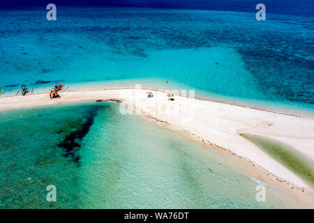 Antenne drone Ansicht einer spektakulären Sandbar durch Korallenriff umgeben von einer tropischen Insel (White Island, Camiguin, Philippinen) Stockfoto