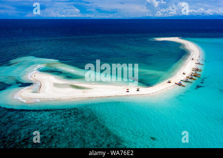 Antenne drone Ansicht einer spektakulären Sandbar durch Korallenriff umgeben von einer tropischen Insel (White Island, Camiguin, Philippinen) Stockfoto